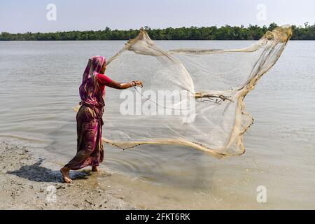 Khulna, Bangladesch. April 2021. Eine Frau fischt in einem Fluss im Sundarbans-Wald in Khulna. (Foto: Zabed Hasnain Chowdhury/SOPA I/Sipa USA) Quelle: SIPA USA/Alamy Live News Stockfoto