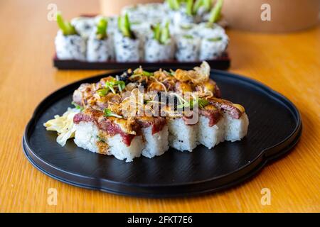 Japanisches Aburi Wagyu-Rindfleisch-Sushi, mit fliegendem Fischeierrogen in Flammen gebrannt und mit Krabbenmisoße im Fusion-Stil gekrönt. Stockfoto