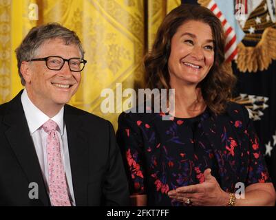 Washington, Usa. November 2016. Bill und Melinda Gates reagieren, als der ehemalige US-Präsident Barack Obama eine Rede hält, bevor er ihnen die Presidential Medal of Freedom in einer Zeremonie im Ostsaal des Weißen Hauses überreicht. Kredit: SOPA Images Limited/Alamy Live Nachrichten Stockfoto