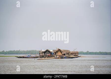 Khulna, Bangladesch. April 2021. Ein allgemeiner Blick in einem Dorf neben dem Sundarbans-Wald in Khulna. Kredit: Zabed Hasnain Chowdhury/SOPA Images/ZUMA Wire/Alamy Live Nachrichten Stockfoto