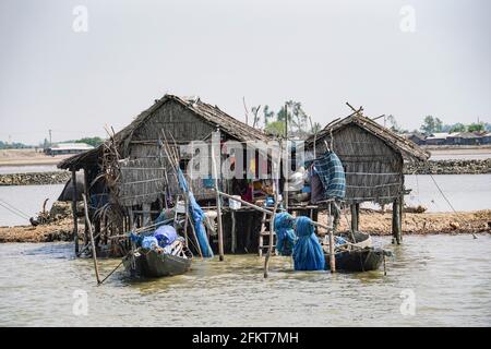 Khulna, Bangladesch. April 2021. Ein Dorf neben dem Sundarbans-Wald in Khulna. Kredit: Zabed Hasnain Chowdhury/SOPA Images/ZUMA Wire/Alamy Live Nachrichten Stockfoto