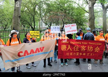 New York, USA. 3. Mai 2021 - NYC Gemeinden sammeln sich für "MIETE ROLLBACK" vor der New York City Hall, gegenüber dem 250 Broadway 2 Tage vor RGB (Rent Richtlinien Board) hält ihre vorläufige Abstimmung am 5. Mai 2021. Bild: Mark Apollo/Alamy Livenews Stockfoto