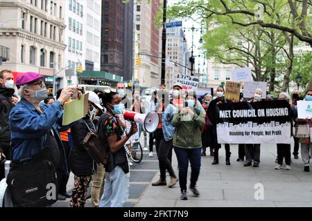 New York, USA. 3. Mai 2021 - NYC Gemeinden sammeln sich für "MIETE ROLLBACK" vor der New York City Hall, gegenüber dem 250 Broadway 2 Tage vor RGB (Rent Richtlinien Board) hält ihre vorläufige Abstimmung am 5. Mai 2021. Bild: Mark Apollo/Alamy Livenews Stockfoto