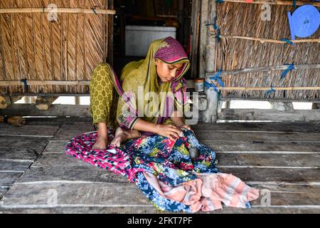 Khulna, Bangladesch. April 2021. Halima näht Kheta für ihr Baby in einem Dorf neben dem Sundarbans-Wald in Khulna. Kredit: Zabed Hasnain Chowdhury/SOPA Images/ZUMA Wire/Alamy Live Nachrichten Stockfoto