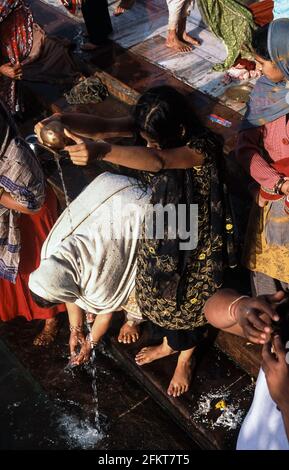 13.03.2010, Haridwar, Uttarakhand, Indien, Asien - in bunten Gewändern gekleidete Pilger beten im Har Ki Pauri Ghat am Ganges-Fluss. Stockfoto