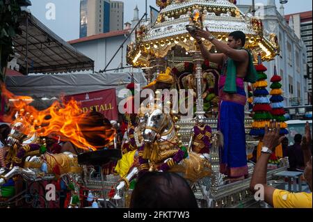 26.10.2018, Singapur, Republik Singapur, Asien - Hindus während einer traditionellen religiösen Zeremonie vor dem Sri Mariamman Tempel in Chinatown. Stockfoto