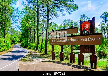 Ein Schild steht am Eingang zur Davis Bayou Gegend der Gulf Islands National Seashore, 1. Mai 2021, in Ocean Springs, Mississippi. Stockfoto