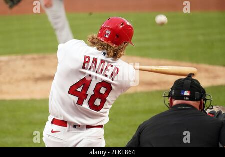 Die St. Louis Cardinals Harrison Bader Connects schlagen im zweiten Inning im Busch Stadium in St. Louis am Montag, den 3. Mai 2021, einen Solo-Heimlauf gegen die New York Mets ein. Foto von Bill Greenblatt/UPI Stockfoto