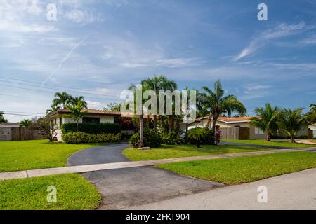 Hollywood, FL, USA - 3. Mai 2021: Fotoserie von Einfamilienhäusern in Hollywood Hills Stadtteilen Florida USA Stockfoto