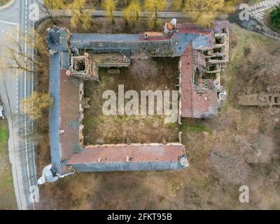 Luftaufnahme der Ruinen der Burg von Laka Prudnicka, Polen Stockfoto