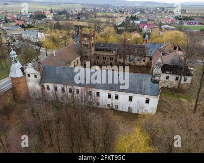 Luftaufnahme der Ruinen der Burg von Laka Prudnicka, Polen Stockfoto