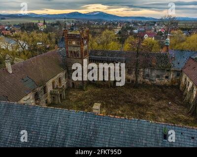 Luftaufnahme der Ruinen der Burg von Laka Prudnicka, Polen Stockfoto