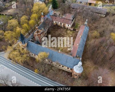 Luftaufnahme der Ruinen der Burg von Laka Prudnicka, Polen Stockfoto