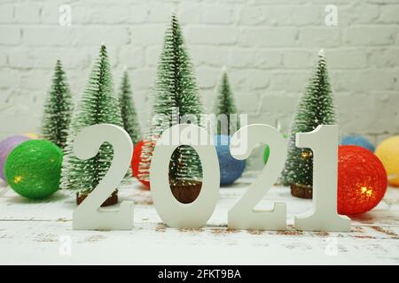 Happy New Year 2021 festlicher Hintergrund mit weihnachtsbaum auf weißem Backsteinwall Hintergrund Stockfoto