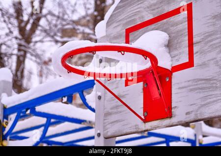 Korb zum Basketball spielen auf dem Spielplatz im Winter Saison Stockfoto