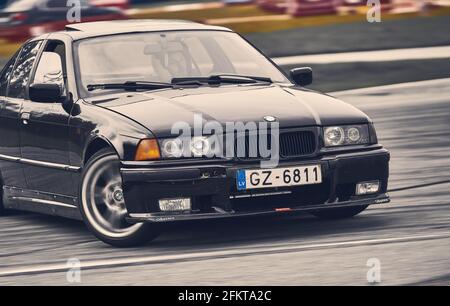 Vorderansicht eines schnellen schwarzen Autos. Stockfoto