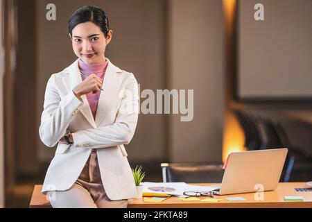Porträt Asiatische Geschäftsfrau in formellem Anzug stehend und lächelnd in modernen Büro, Personalwesen und Kleinunternehmen Inhaber, Einstellung neuer Mitarbeiter, Busin Stockfoto