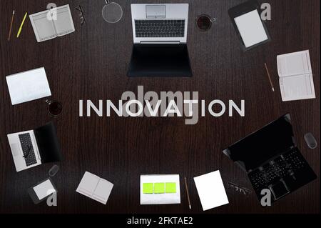 Innovationskonzept. Obere Anordnung von Zeichnungen von Laptops, Notizblocks, Kaffee, verschiedenen Geschäftssachen auf schwarzem Hintergrund. Stockfoto