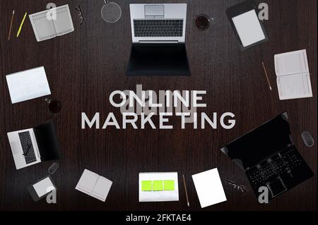 Online-Marketing-Konzept. Obere Anordnung von Zeichnungen von Laptops, Notizblocks, Kaffee, verschiedenen Geschäftssachen auf schwarzem Hintergrund. Stockfoto