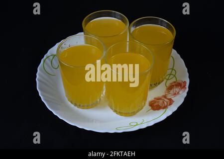 Hausgemachter frischer und gesunder Mangosaft auf weißem Teller Stockfoto