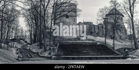 Schwarz-Weiß-Foto von alten mittelalterlichen Burg und alten Steintreppen im Stadtpark in Cesis, Lettland. Stockfoto