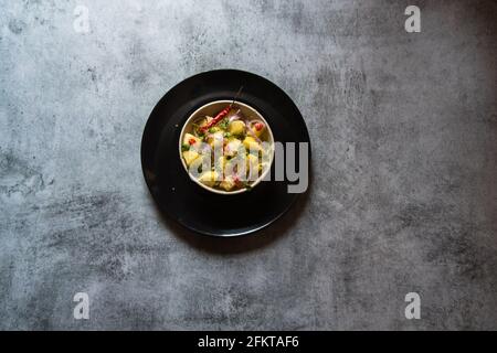 Indische Snacks Aloo jeera oder Kartoffelpüree mit Pfeffer und gehackten Zwiebeln gemischt. Stockfoto