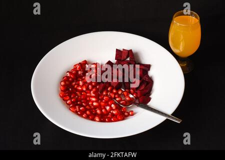 Granatapfel und Rote Bete Platte mit frischem Mangosaft Stockfoto