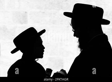 Hassidische orthodoxe Juden Silhouetten. MEA Shearim-Viertel, Jerusalem, Israel. Stockfoto