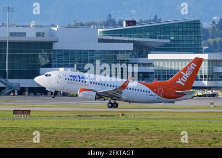 Richmond, British Columbia, Kanada. Mai 2021. Ein Air North Boeing 737-500 Jet (C-GANH) hebt vom internationalen Flughafen Vancouver ab. Quelle: Bayne Stanley/ZUMA Wire/Alamy Live News Stockfoto