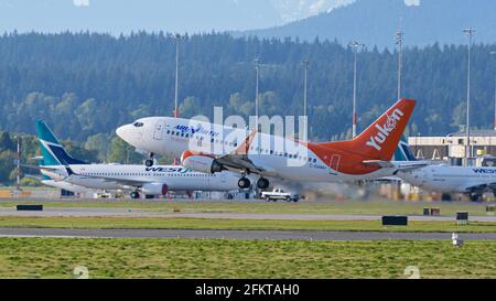 Richmond, British Columbia, Kanada. Mai 2021. Ein Air North Boeing 737-500 Jet (C-GANH) hebt vom internationalen Flughafen Vancouver ab. Quelle: Bayne Stanley/ZUMA Wire/Alamy Live News Stockfoto