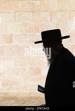 Hassidische orthodoxe Juden Silhouetten. MEA Shearim-Viertel, Jerusalem, Israel. Stockfoto