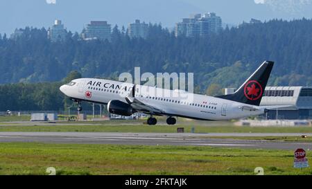 Richmond, British Columbia, Kanada. Mai 2021. Vom internationalen Flughafen Vancouver hebt ein Jet-Linienflugzeug der Boeing 737 MAX 8 (C-FSIP) von Air Canada ab. Quelle: Bayne Stanley/ZUMA Wire/Alamy Live News Stockfoto