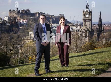 Datei-Foto vom 15/04/21 von Douglas Ross und Ruth Davidson, Parteivorsitzender der schottischen Konservativen, während des Wahlkampfs auf Calton Hill, Edinburgh. Die schottischen Konservativen versuchen, die Umfragen zu stören und dem SNP eine Gesamtmehrheit zu entziehen. Ausgabedatum: Dienstag, 4. Mai 2021. Stockfoto