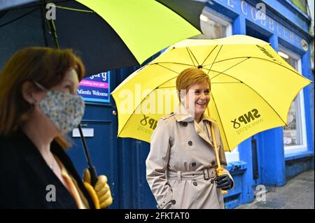 Datei-Foto vom 03/05/21 von Schottlands erstem Minister und Führer der Scottish National Party (SNP), Nicola Sturgeon (rechts) im Midsteeple Quarter, während des Wahlkampfs für die schottischen Parlamentswahlen. Ausgabedatum: Dienstag, 4. Mai 2021. Stockfoto