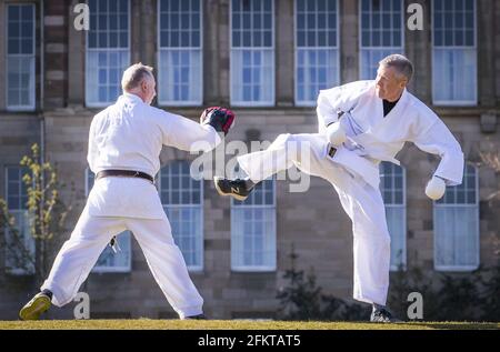 Datei-Foto vom 23/04/21 von Willie Rennie Rennie (rechts), dem Führer der schottischen Liberaldemokraten, der während des Wahlkampfs für die schottischen Parlamentswahlen an einer Karate-Lektion mit Robert Steggles in den Meadows, Edinburgh, teilnahm. Ausgabedatum: Dienstag, 4. Mai 2021. Stockfoto