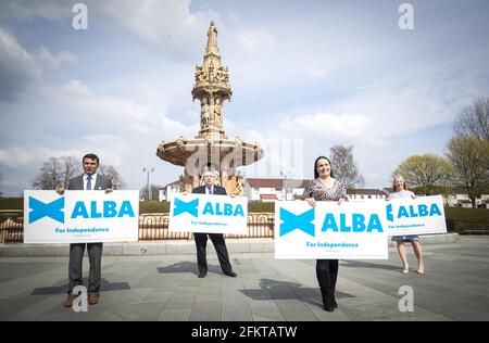 File Photo vom 29/04/21 von ALEX Salmond, dem Parteivorsitzenden DER ALBA, mit den Glasgow-Kandidaten Shahid Farooq (links), Ailsa Gray (zweite rechts) und Michelle Farns (rechts) im Peoples Palace in Glasgow, um den Beginn des Wahlkampfs in Glasgow für die schottischen Parlamentswahlen zu markieren. Ausgabedatum: Dienstag, 4. Mai 2021. Stockfoto