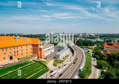 Panoramablick auf das Königsschloss und die Slasko-Dabrowski-Brücke auf der Weichsel in Warschau, Polen Stockfoto