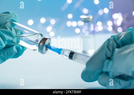 Arzt, Krankenschwester, Wissenschaftler, Forscher Hand in blauen Handschuhen hält Grippe, Masern, Coronavirus-Impfstoff-Krankheit Vorbereitung für menschliche klinische Studien Impfungen Stockfoto