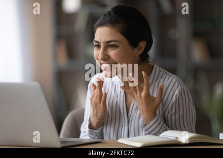 Nahaufnahme überglücklich indische Frau Blick auf Laptop-Bildschirm Stockfoto