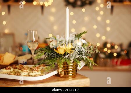 Brennende Kerzen und Gläser Wein auf einem Holztisch. Romantisches Abendessen Stockfoto