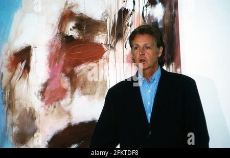 Paul McCartney, britischer Sänger, Komponist und Maler, eröffnet eine Ausstellung seiner Bilder in Siegen, Deutschland 1999. Stockfoto