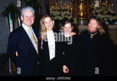 Sandra Schwarzhaupt, deutsche klassische Sängerin, mit Vater Wolfgang, Schwester Yvonne und Mutter Maria bei einer Matinee in einer Kirche in Frankfurt, Deutschland 1994. Stockfoto
