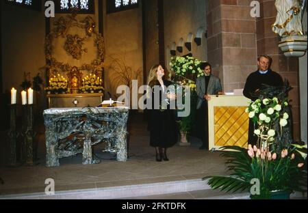 Sandra Schwarzhaupt, deutsche klassische Sängerin, nach einem Auftritt bei einer Matinee in einer Kirche in Frankfurt, Deutschland 1994. Stockfoto