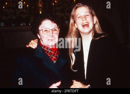 Sandra Schwarzhaupt, deutsche klassische Sängerin, bei einer Matinee mit Schauspielerin Liesel Christ in einer Kirche in Frankfurt, Deutschland 1994. Stockfoto