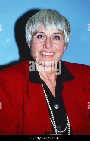 Barbara Rütting, deutsche Schauspielerin und Autorin, signiert ihr ...