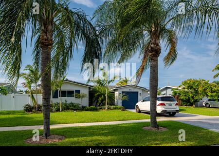 Hollywood, FL, USA - 3. Mai 2021: Fotoserie von Einfamilienhäusern in Hollywood Hills Stadtteilen Florida USA Stockfoto