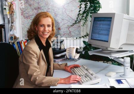 Katja Burkard, die neue Moderatorin des Magazins 'Punkt 12' in der Redaktion von RTL in Köln, Deutschland 1997. Stockfoto