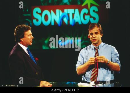 Sowieso - die Sonntagsshow, Deutschland 1993 - 1994, Autor James Whittaker ('Charles gegen Diana') und Moderator Hubertus Meyer Burckhardt Stockfoto