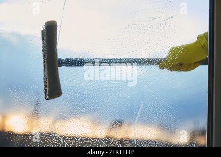 Frühjahrsputz. Fenster waschen. Hausarbeit, ein Mann reinigt sein Haus. Desinfektion während der Quarantäne durch Coronavirus. Speicherplatz kopieren. Hochwertige Fotos Stockfoto