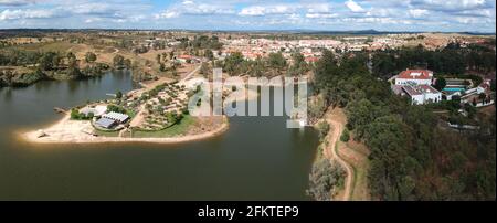 Luftaufnahme von einem See mit Strand. Mina de Sao Domingos, Alentejo Portuga Stockfoto